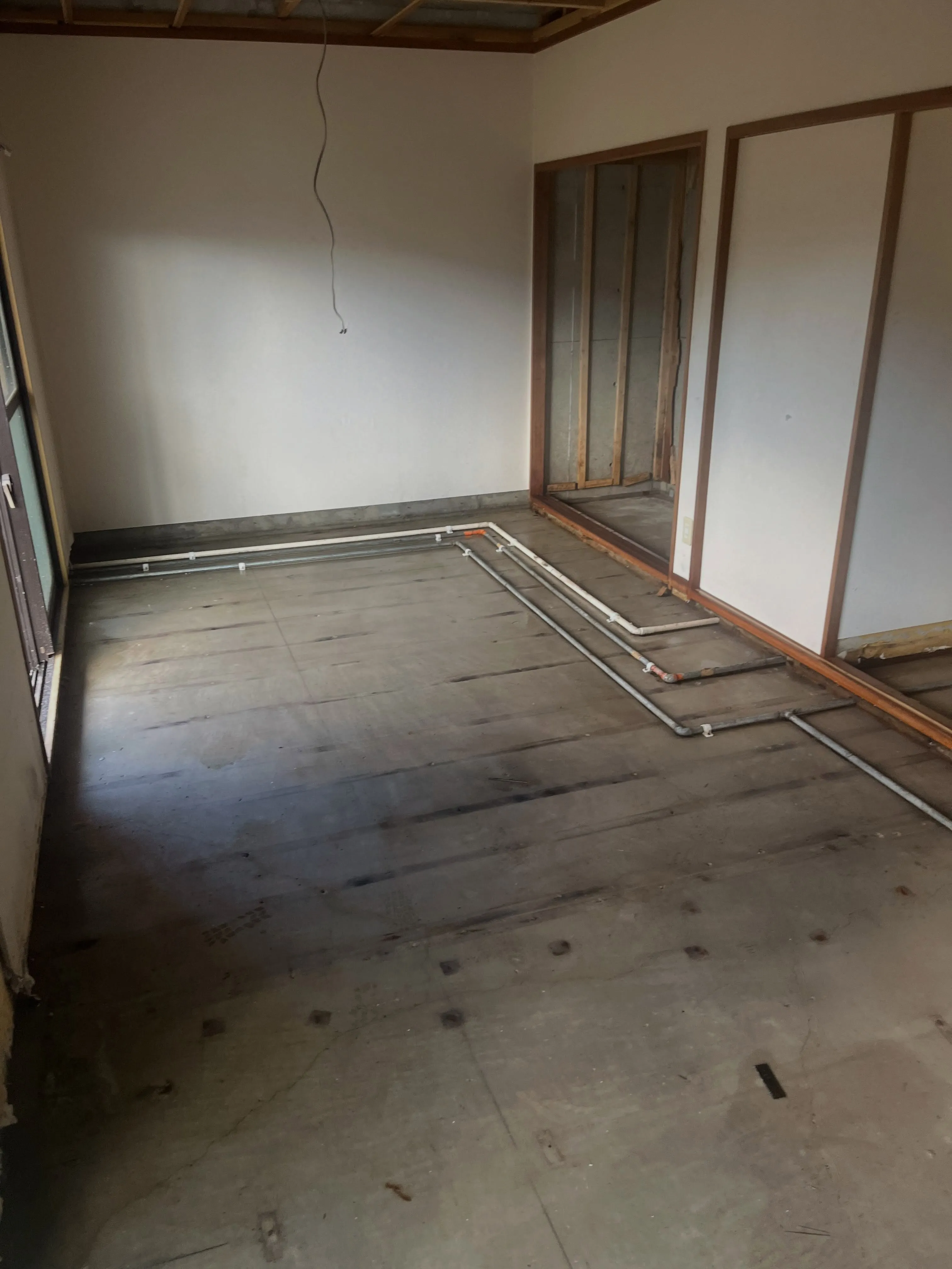本日は先日、全解体撤去した現場の床洗浄、消毒を行いました✨
